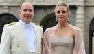 ARCHIV - Fürst Albert II. von Monaco kommt mit seiner Freundin Charlene Wittstock zur Hochzeit von Kronprinzessin Victoria und Daniel Westling in Stockholm (Archivfoto vom 19.06.2010). Fürst Albert hat sich mit seiner Langzeitfreundin Charlene Wittstock verlobt. Das bestätigte eine Sprecherin des Fürstenhauses am Mittwoch 23.06.2010. Über eine womöglich bevorstehende Hochzeit der beiden war schon lange spekuliert worden. Foto: Jochen Luebke +++(c) dpa - Bildfunk+++ Foto: dpa
