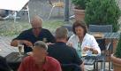 Königin Silvia und König Carl XVI. Gustaf von Schweden sitzen am Donnerstag (18.08.2011) in Ladenburg im Gartenlokal «Da Vinci». Das Königspaar war zuvor in einem badischen Gasthaus abgewiesen worden. Foto: dpa