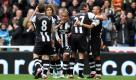 Newcastle United's Sylvain Marveaux, center, celebrates with his teammates after Everton's John Heitinga scores an own goal during their English Premier League soccer match at St James' Park, Newcastle, England, Saturday, Nov. 5, 2011. (AP Photo/Scott Heppell) Foto: dapd