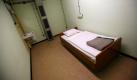 ARCHIV - Das Schlafzimmer des Ministerpräsidenten im Atombunker der Landesregierung NRW in Urft, aufgenommen am 27.03.2009. Lange durfte kaum jemand rein, jetzt wird der frühere Atombunker der nordrhein-westfälischen Landesregierung in dem Eifelort Urft öffentlich. Innenminister Wolf (FDP) eröffne am 15. August die Bunkeranlage als Dokumentationsstelle, teilte der private Bunkerbesitzer am Montag (13.07.2009) in Herzogenrath mit. Foto: Oliver Berg dpa/lnw +++(c) dpa - Bildfunk+++
 Foto: dpa