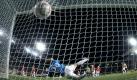 Und der Ball zappelte im Netz. Mainz-Keeper Christian Wetklo sah bei dem Gegentor nicht glücklich aus. Foto: dpa
