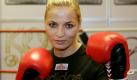 Die amtierende Weltmeisterin im Fliegengewicht Regina Halmich aus Deutschland zeigt am Mittwoch (25.07.2007) in Düsseldorf ihre Boxhandschuhe. Sie absolvierte ein öffentliches Showtraining in einem Düsseldorfer Kaufhaus, bevor es am Samstag (28.07.2007) im WM-Kampf gegen die US-Amerikanerin Wendy Rodriguez geht. Foto: Achim Scheidemann dpa/lnw +++(c) dpa - Bildfunk+++ Foto: dpa