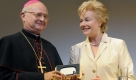 Die Präsidentin des Bundes der Vertriebenen (BdV), Erika Steinbach (CDU), verleiht dem Vorsitzenden der Deutschen Bischofskonferenz Erzbischof Robert Zollitsch am Samstag (06.09.2008) während des 'Tages der Heimat' in Berlin die Ehrenplakette des BdV. Die Auszeichnung würdigt die Verdienste von Zollitsch um Menschenrechte und Versöhnung. Foto: Soeren Stache dpa/lbn +++(c) dpa - Bildfunk+++  Foto: dpa