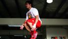 Der philippinische Boxchampion Manny Pacquiao zeigt beim Training in der Elorde-Sporthalle in Manila, wie hoch er springen kann. Pacquiao, der Kongressmitglied in der Provinz Sarangani ist, trainiert für den Kampf im WBC Super-Weltergewicht gegen Margarito Antonio im Cowboys Stadion in Arlington, Texas, der am 13. November stattfindet. Foto: ap