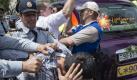 Schon vor der dem ESC-Finale ist es in der Innenstadt von Baku zu gewaltsamen Auseinandersetzungen gekommen. Hier schlagen aserbaidschanische Polizisten auf einen Demonstranten ein. Auf dem Taxi am rechten Bildrand steht «Light Your Fire» (Entzünde dein Feuer), das Motto des ESC 2012. Bei vielen nicht genehmigten Demonstrationen hat es im Vorfeld Verletzte und Festnahmen gegeben. Foto: Joern Haufe/dapd