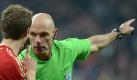Schiedsrichter Howard Webb hat mit seinen Entscheidungen keinen Preis gewonnen. Foto: Peter Kneffel  Foto: dpa