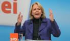 Die designierte stellvertretende Parteivorsitzende und nordrhein-westfälische SPD-Landesvorsitzende Hannelore Kraft spricht am Freitag (13.11.2009) auf dem SPD-Bundesparteitag in der Messe Dresden. Sechs Wochen nach der Bundestagswahl findet vom 13.11. bis 15.11.2009 in Dresden der Bundesparteitag der SPD statt. Foto: Ralf Hirschberger dpa/lsn +++(c) dpa - Bildfunk+++ Foto: dpa