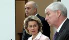 Bundesarbeitsministerium von der Leyen (CDU) stellt zusammen mit Handwerkspräsident Kentzler (l) und DGB-Chef Sommer, aktuelle Daten und Trends zum Thema «Arbeiten bis 67» vor. Foto: Wolfgang Kumm Foto: dpa
