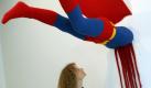 Superman kann alles, und ist die Situation noch so brenzlig - oder doch nicht? In der Kunstversion der Galerie Wiechers jedenfalls scheint Superman die Kurve nicht ganz bekommen zu haben und prompt an der Hauswand gelandet zu sein. Eine makabere Vorstellung - vor allem für Kinder. Foto: dpa