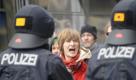 Polizisten stehen am Samstag (13.02.10) in Dresden - Neustadt im Rahmen einer Demonstration gegen den sogenannten Trauerzug von Rechtsextremisten zum 65. Jahrestag der Zerstoerung der Stadt Dresden vor protestierenden Demonstranten. Die Demonstranten versuchten mit einer Blockade den 'Trauerzug' der Rechtsextremisten aufzuhalten. Gleichzeitig haben in Dresden Tausende Dresdner mit einer Menschenkette gegen Rechtsextremisten protestiert. Waehrend die Kette geschlossen wurde, fuer deren Bildung Schaetzungen zufolge 5000 bis 7000 Menschen gebraucht wurden, laeuteten die Glocken aller Kirchen in der Innenstadt. Diese war bei den Bombenangriffen 1945 zu grossen Teilen zerstoert worden. Damals waren nach den Ergebnissen einer von der Stadt eingesetzten Historikerkommission bis zu 25.000 Menschen ums Leben gekommen. Foto: Norbert Millauer/ddp Foto: ddp