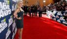 Sie bekam den Generationen Award: Reese Witherspoon. Den Preis nahm sie in einem grau-schwarz gemustertenKleid entgegen, das eindeutig die jünst aufgekommenen Schwangerschaftsgerüchte widerlegte. Foto: dapd