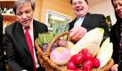 Der EU-Kommissar Dacian Ciolos (links) kann sich auf einem Bauernhof mit Direktvermarktungsbetrieb in Dachau vom bayerischen Landwirtschaftsminister Helmut Brunner über einen Korb mit frischen Gaben aus der Region freuen. Ciolos nimmt am Nachmittag an einer Bürokratieabbau-Konferenz in Freising teil.  Foto: dpa