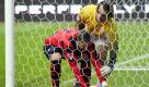 Verteidiger Marco Russ (vorn) brachte Eintracht Frankfurt auf die Siegerstraße und stibitzt Mainz' Torhüter Christian Wetklo den Ball auch noch aus dem Tor. Foto: dapd