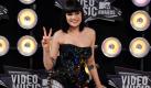 In welchem Sanitätshaus bekommt man solche Krücken? Die Sängerin Jesse J wollte trotz Handicap nicht auf ihren Auftritt bei den VMA's verzichten. Da mussten es dann natürlich auch die Glitzergehstöcke und das Lady-Gaga-Gedächtnis-Otufit sein.  Foto: dapd