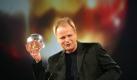 Herbert Groenemeyer haelt am Donnerstag (05.12.02) bei der Verleihung der 'Eins Live Krone 2002' seine Krone in der Kategorie 'Bestes Album' in der Arena Oberhausen in der Hand, den er fuer sein Album 'Mensch' bekam. Stars der deutschen Popmusik bekamen in acht Kategorien den deutschen Radio Award verliehen. Foto: Torsten Silz/ ddp Foto: ddp