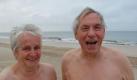 Karen und Ludolf Jensen posieren am Strandabschnitt Oase zur Sonnean der Nordsee in Westerland auf Sylt vor einem Badegang (Foto vom 19.11.09). Wer im Winter ans Baden denkt, hat vermutlich eher die heimische Badewanne im Sinn. Nicht so ein ruestiges Ehepaar aus dem Ort Archsum auf der Nordseeinsel Sylt. Seit zehn Jahren tauchen Karen und Ludolf Jensen jeden Morgen in die Fluten der Nordsee ein - und das sommers wie winters. Von der wohltuenden Wirkung des taeglichen Bades ist Jensen ueberzeugt. Stolz zeigt er auf nahezu verheilte Operationsnarben an seiner Huefte. Auch anderweitig kann der Senior Erstaunliches berichten. Sein Haar habe sich einst schon stark zu lichten begonnen, dann habe der Wuchs wieder eingesetzt. Erkaeltungen kenne er ebenso wenig wie seine Ehefrau Karen, sagt Jensen. Die medizinische Wirkung des Winterbadens wird vom Sportmediziner Burghard Weisser von der Universitaet Kiel keineswegs in Abrede gestellt. Das Immunsystem wird langfristig stimuliert und der Kreislauf gestaerkt, sagt der Professor. Eisbader haetten ganz selten eine Erkaeltung. Ungeuebten raet er allerdings zur Zurueckhaltung. Diese muessten sich erst langsam an die niedrigen Temperaturen gewoehnen, sonst koenne der starke Kaeltereiz zu einem Schock fuehren. (zu ddp-Text) Foto: Frank Deppe/ddp Foto: ddp