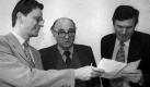 1996 im Osten Deutschlands: Otto Graf Lambsdorff mit Guido Westerwelle (l.) und Wolfgang Gerhardt (r.) kurz vor Beginn der FDP-Präsidiumssitzung im Mai 1996 in Rostock. Auf dem Rostocker Gipfel beriet die Partei darüber, wie die Liberalen im Osten Deutschlands zu einer starken politischen Kraft werden können. Foto: dpa
