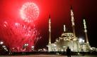 Feuerwerk leuchtet über einer Moschee im tschetschenischen Grosny. Damit werden die Feierlichkeiten zu einem besonderen Ehrentag eingeläutet: Muslime auf der ganzen Welt feiern den Geburtstag des Propheten Mohammed. Foto: ap