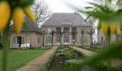 Berlin. Rund 50 Meeres- und Stranddarstellungen des Berliner Impressionisten Max Liebermann (1847 bis 1935) sind ab heute in der Liebermann-Villa am Wannsee zu sehen. Darunter ist auch das verschollen geglaubte Bild «Am Strand von Noordwijk» (1908), das seit 80 Jahren zum ersten Mal wieder öffentlich ausgestellt wird, wie Kurator Martin Faass sagte. Die Ausstellung ist die bislang größte Sonderausstellung der Liebermann-Villa seit ihrer Eröffnung als Kunstmuseum vor fünf Jahren. Die Villa am Wannsee ließ der Künstler 1909 errichten und nannte sie stolz sein «Schloss am See». Foto: dapd