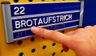 Im 'Supermarkt der Generationen' im Chemnitzer Flemminggebiet finden Blinde und Sehbehinderte am Montag (07.11.2005) dank eines ausgeklügelten Leitsystems von Blindenschrift bis sprechendem Scanner den Weg zum gewünschten Produkt. In enger Zusammenarbeit mit dem in der Nähe befindlichen Sächsischen Förderzentrum für Blinde und Sehbehinderte (SFZ) wurden beim Umbau des Edeka-Marktes die Besonderheiten für Behinderte aber auch für ältere Menschen berücksichtigt. So gibt es hier ein breites Bioangebot mit frischer Ware, sortimentreiche Single-Packungen für Alleinstehende und ein übersichtlich präsentiertes Warenangebot, das die Kunden auch immer an gleicher Stelle vorfinden. Das vor einem Jahr gestartete Projekt wurde vor wenigen Tagen auf der Seniorenmesse 'vitactiv' in Essen mit dem Innovationspreis 2005 ausgezeichnet. Foto: Wolfgang Thieme dpa/lsn (zu Korr.-Bericht lsn 4041 vom 07.11.2005) +++(c) dpa - Bildfunk+++  Foto: dpa