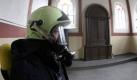 Nur wenige Tage war das heftig umstrittene Kunstwerk 245 Kubikmeter des Spaniers Santiago Sierra in der Synagoge von Pulheim-Stommeln bei Köln zu sehen. Sierra hatte in das ehemalige jüdische Bethaus Autoabgase geleitet, um nach seinen Angaben der Banalisierung der Erinnerung an den Holocaust entgegenzuwirken. Ein Sicherheitsbeamter demonstriert hier, wie das Publikum den Raum hätte betreten dürfen. Der Zentralrat der Juden jedoch forderte erfolgreich das Ende der Aktion. Foto: dpa