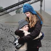 Auch die Kinder leiden: Tomi (Mika Seidel) und Nele (Lilli Meinhardt).