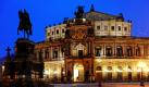Am Samstag begeht die Sächsische Staatsoper in Dresden den 25. Jahrestag der Wiedereröffnung nach dem Zweiten Weltkrieg. Das Haus war im Krieg schwer zerstört und zu DDR-Zeiten weitgehend originalgetreu nachgebaut worden. Foto: dpa