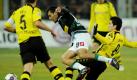 In der ersten Halbzeit ist die Partie noch ausgeglichen. Hier holt Dortmunds Nuri Sahin (r.) Gladbachs Juan Fernando Arango von den Beinen. Am Ende gewinnt der BVB aber hochverdient und bleibt damit Fünfter. Foto: ddp