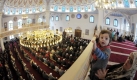 Gläubige beten in der Merkez-Moschee in Duisburg-Marxloh. Unten die Männer, auf der Empore die Frauen. Mit Platz für 1200 Gläubige ist die Moschee eine der größten in Deutschland. Foto: dpa