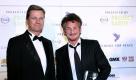 Aussenminister Guido Westerwelle (FDP, l.) posiert am Montag (14.02.11) in Berlin waehrend der Wohltaetigkeitsveranstaltung Cinema for Peace 2011 neben dem US-amerikanischen Schauspieler Sean Penn, der seine Auszeichnung in den Haenden haelt. Die Gala gilt seit ihrer Premiere im Jahr 2002 als herausragendes gesellschaftliches Ereignis zur Zeit der Berlinale. (zu dapd-Text) Foto: Ronny Hartmann/dapd Foto: dapd