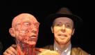 
Der Plastinator Gunther von Hagens steht am Freitag (09.01.2009) in der 'Körperwelten'-Ausstellung in Heidelberg neben der Plastination 'Steuermann'. Die umstrittene 'Körperwelten'-Ausstellung des Plastinators Gunther von Hagens wird von diesem Wochenende an erneut in Deutschland gezeigt. Erstmals seit fünf Jahren ist die Schau wieder in Heidelberg zu sehen. Nach Angaben des 'Instituts für Plastination' werden von diesem Samstag (10.01.2009) an bis zum 26. April etwa 200 menschliche Präparate ausgestellt. Im Mittelpunkt steht die neu konzipierte Sonderschau 'Der Zyklus des Lebens'. Sie stellt den Kreislauf von Entstehen und Vergehen dar - von der Zeugung bis ins hohe Alter. Foto: Uli Deck dpa/lsw +++(c) dpa - Bildfunk+++
pixel Foto: dpa
