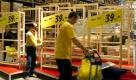 Auch imWirtschaftskrisenjahr verdiente Ikea prächtig und steigerte den Umsatz auf 21,5 Milliarden Euro. Nirgendwo sonst betreibt der Konzern so viele Filialen wie in Deutschland. An 45 Standorten erzielte der Konzern im vergangenen Jahr einen Umsatz von 3,34 Milliarden Euro. Foto: ddp