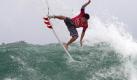 Der Brasilianer Adriano De Souza tanzt bei einem Wettbewerb in Australien auf den Wellen. Foto: Steve Robertson / ASP Foto: dpa