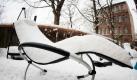 Ein Schaukelstuhl steht eingeschneit am Sonntag, 10.01.2010, in Berlin in einem Garten. Sturmtief Daisy hat in Deutschland für viel Schnee und Chaos auf den Straßen gesorgt. Foto: dpa