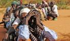 Nach einem anstrengenden, mehrere Wochen dauernden Fußmarsch haben diese Somalier endlich das Auffanglager Dadaab in Kenia erreicht. Jetzt warten sie auf ihre Registrierung und die medizinische Erstversorgung. Mittlerweile befinden sich um die 350.000 Menschen im größten Flüchtlingslager der Welt. Foto: dpa