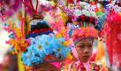 Jungen, die der ethnischen Minderheit der Shan angehören, sind während des Festes Poy Sang Long in traditionellen Gewändern auf dem Weg in einen Tempel im thailändischen Chiang Mai. Dort findet eine buddhistische Novizenweihe für Jungen zwischen sieben und 14 Jahren statt. Die Kinder lernen von diesem Zeitpunkt an die buddhistische Lehre kennen.  Foto: dpa