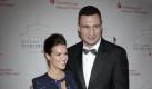 Vitali Klitschko (r) und Katarina Witt posieren in Frankfurt am Main beim Sportpresseball. Foto: Fredrik von Erichsen Foto: dpa