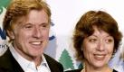 Der US-Schauspieler und Regisseur Robert Redford und seine Lebensgefährtin Sibylle Szaggars posieren in New York bei der sechsten 'Natural Resources Defense Council Forces of Nature'-Gala (Archivfoto vom 29.3.2004). Robert Redford hat sich getraut. Wie das Hamburger Abendblatt (Mittwochausgabe 15.07.2009) berichtet, hat der Hollywood-Star am vergangenen Samstag 11.07.2009 seiner langjährigen Freundin Sibylle Szaggars in Hamburg das Ja-Wort gegeben. Zuvor hatte das Paar bereits heimlich standesamtlich geheiratet.
 Foto: dpa