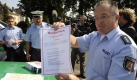 Hauptkommissar Dirk Zimmermann zeigte der Presse am 18. September in Velbert-Neviges einen Handzettel mit der Aufschrift Mordversuch, der an die Bevölkerung verteilt wurde. Foto: dpa
