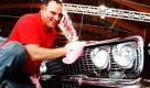 Thomas Backe poliert in einer Messehalle in Friedrichshafen die Front eines Chevrolet Impala. Die Messe für Auto-Tuning findet vom Donnerstag bis zum Sonntag in Friedrichshafen statt.  Foto: ddp