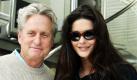 Der US-Schauspieler Michael Douglas (l) und seine Frau Catherine Zeta-Jones posieren am Sonntag (09.05.2004) auf der spanischen Formel 1-Rennstrecke 'Circuit de Catalunya' bei Barcelona vor dem Großen Preis von Spanien
 Foto: dpa