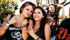 Fans warten bei einem öffentlichen Gedenkgottesdienst für den kürzlich verstorbenen Metal-Sänger Ronnie James Dio vor dem Memorial-Park in Hollywood, um ihrem Idol die letzte Ehre zu erweisen. Dio starb am 16. Mai im Alter von 67 Jahren an den Folgen eines Krebsleidens. Foto: ap