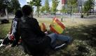 Fans von Spanien beim Eurovision Song Contest (ESC) sitzen anlässlich des Finales des ESC 2011 mit spanischen Fähnchen vor der Arena. Schon Stunden vor dem Finale des ESC feiern sich die Fans des Songwettbewerbs in Düsseldorf warm.
 Foto: dapd