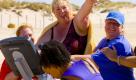 Bei einem Mini-Triathlon stellen die Coaches die Kandidaten zum ersten Mal auf die Probe. Beim Laufen, Schwimmen und Radfahren am Strand zeigt sich das Durchhaltevermögen der Teilnehmer. Foto: Sat.1