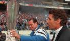 Huub Stevens (l) gewann 1997 mit Schalke den UEFA-Pokal. Foto: dpa