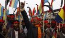 Anhänger des abgesetzten Königs von Nepal bei einem Fackelmarsch. Morgen soll in der Hauptstadt Katmandu ein Generalstreik das öffentliche Leben lahmlegen. Foto: ap