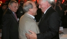 Der Partei- und Fraktionsvorsitzende der Partei Die Linke, Oskar Lafontaine, und Fraktionsvorsitzender Gregor Gysi geben sich am 24. Mai 2008 in Cottbus auf dem Parteitag der Linken nach der Rede von Lafontaine die Hände. Foto: dpa