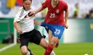 Germany's Clemens Fritz fighting for the ball with Serbia's Zdravko Kuzmanovic, from left, during a friendly soccer match between Germany and Serbia in Gelsenkirchen, Germany, Saturday, May 31, 2008 as preparation for the upcoming Euro 2008 soccer championships. (AP Photo/Martin Meissner) Foto: news.de