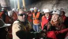 Rettungsaktion läuft reibungslos - drei Kumpel oben
Vorspann: 	
Text: 	

(Mit Bildern) =

   Bergwerk San José (dpa) - Die Bergung der Kumpel in Chile ist hervorragend angelaufen. Kurz nach 7.00 Uhr unserer Zeit stieg bereits der dritte der Verschütteten aus der beklemmend engen Rettungskapsel. Mehr als zwei Monate hatten die 32 Chilenen und ein Bolivianer in der Tiefe ausgeharrt. Entsprechend gewaltig war der Jubel, als kurz nach Mitternacht Ortszeit zunächst Florencio Ávalos (31) ruhig und gefasst wirkend aus der Kapsel stieg.

Ungefähr eine Stunde später folgte Mario Sepúlveda (40), der «Sprecher» der Kumpel. Er schrie sei Glück heraus und feierte mit den Rettern. Dritter war Juan Illanes (51) um 02.08 Uhr Ortszeit (07.08 Uhr MESZ). Neben den Angehörigen bangte auch der chilenische Präsidenten Sebastián Piñera vor dem Rettungsschacht. Rund um den Globus wurde das längste Grubendrama in der Geschichte live übertragen.

Die Bergung sollte insgesamt bis zu zwei Tage dauern. Die Bergleute saßen seit dem 5. August in ihrem Verlies in der Kupfer- und Goldmine in der Atacama-Wüste fest. Foto: dpa