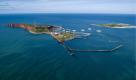 Im Südhafen der Insel Helgoland soll eine Betriebsbasis für die Wartung und den Betrieb von insgesamt drei geplanten Windparks entstehen. Diesen Plan haben die Realisierungs- und Betreibergesellschaft WindMW sowie die Energieunternehmen RWE und Eon. Bis zu 150 Arbeitsplätze könnten dadurch entstehen. Foto: dapd